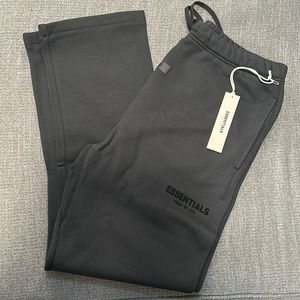 ESSENTIALS FEAR OF GOD STRETCH
LIMO SWEATPANTS size large